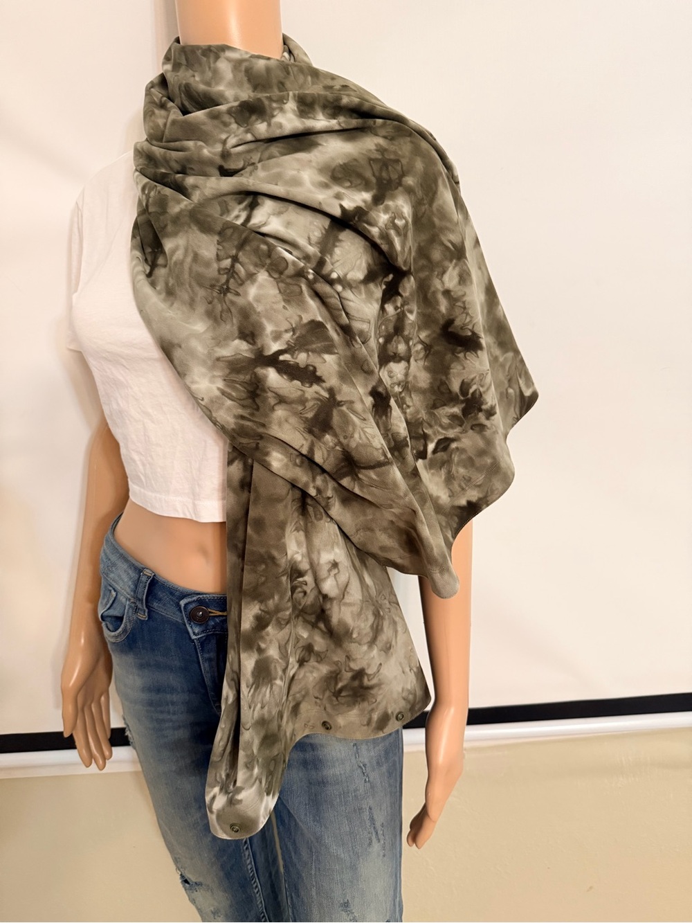 Lululemon green scarf multiple used - Picture 3 of 5